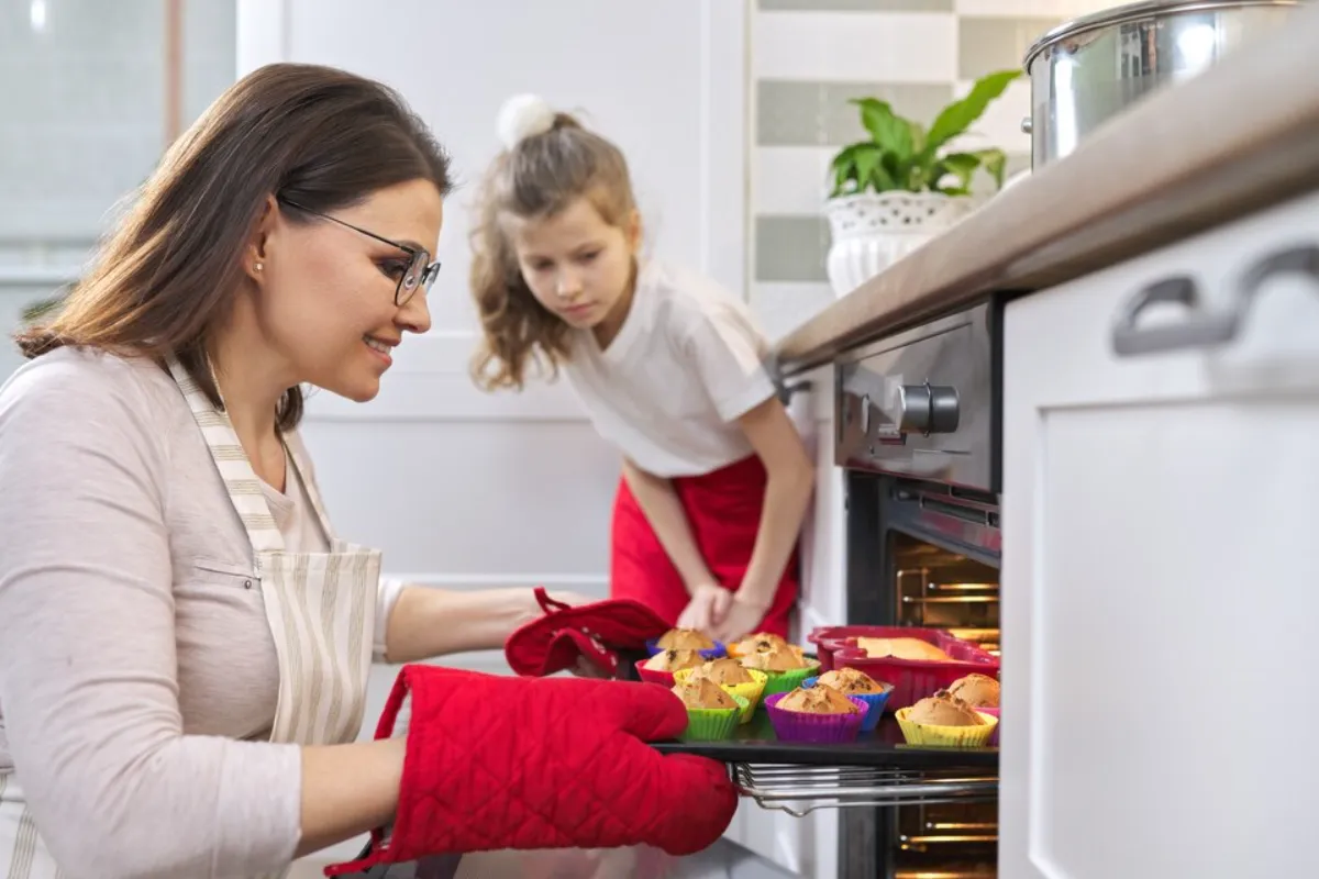 Happy family baking with Frigidaire oven
